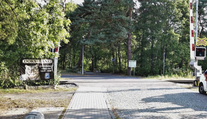 V Doksech někdo ulomil závoru u přejezdu. Vandalovi hrozí až tři roky vězení