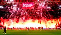 Divočina v Amsterdamu. Pyro ukončilo zápas Ajaxu, klub hledá pachatele