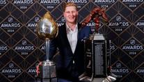 MacKinnon je hráčem sezóny NHL, McDavid bez trofeje. Nováčkem Bedard