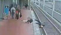 VIDEO: Mladík v Ostravě bezdůvodně srážel lidi. Starší ženu shodil do kolejiště