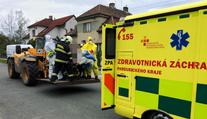Dvacet hasičů, nakladač a bourací kladivo, tak převáželi obézní ženu