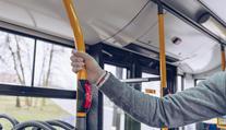 Opilý chlapec plival v autobusu kolem sebe. Pak napadl cestujícího pěstí