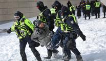 Zátah v Ottawě provázely rvačky. Policie zatkla stovku demonstrantů