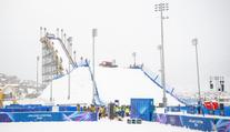 Perla zimních her: Český snowboardista létá ve vzduchu pod světly