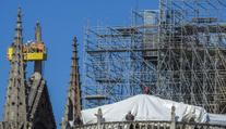 Notre-Dame už chrání plachta. Rekonstrukce se prý ale nestihne
