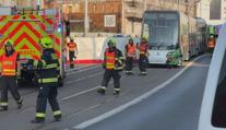 Auto v Praze narazilo do motorky a tramvaje, ta vykolejila. Řidič osobáku zemřel