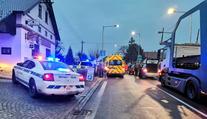 Auto srazilo čtyři děti na přechodu před školou! Zasahoval vrtulník