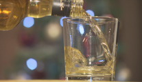 Alkoholiček je v Česku pořád víc. Nejčastější důvody, proč ženy pijí
