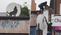 Známý umělec Banksy vystavil nová díla. Jedno z nich někdo před zraky lidí ukradl