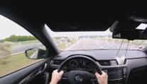 VIDEO: Řidič trefil roj hmyzu ve 250 km/h. Na několik vteřin byl jako slepý
