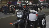 Historické skvosty i nejnovější kousky. V Británii se koná tradiční veletrh motorek