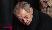 Zázrak na Dukově pohřbu. Miloš Zeman vstal a do kostela vešel po svých