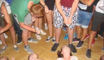 Šílené rituály: Dívky sexuálně ponižovaly, učitelky se jen smály