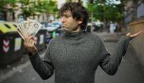 Muž omylem do popelnice vyhodil téměř 200 tisíc korun. Odjeli s nimi popeláři