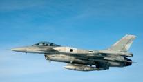 Během letu vypadla ze stíhačky F-16 součástka. Narazila do auta