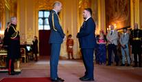 Velká pocta pro Littlera. Šipkařský fenomén převzal ocenění od prince Williama