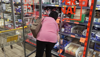 Češi nakupují v zahraničí. Stát přichází o desítky miliard, varuje opozice