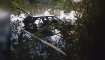 Auto narazilo do stromu, skončilo v rybníku. Jeden mrtvý, tři zranění