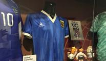 Dres, ve kterém Maradona předvedl boží ruku, jde do aukce. Útočí na rekord