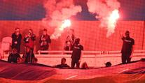 Dělobuchy v hledišti i vytrhané sedačky. Policie po derby vyšetřuje trestný čin
