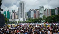 Ohromné protesty v Hongkongu, demonstranty trápí déšť a úmorné horko