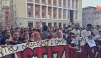 V Itálii zemřel muž po policejním zásahu. Smrt vyhnala do ulic tisíce lidí