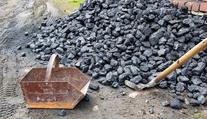 Poláci řeší energetickou krizi po svém. Uhlí si kutají za domy na zahradách