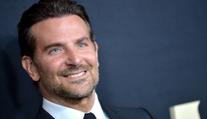 Fotografie, která ženám láme srdce. Bradley Cooper se vášnivě líbal s mužem