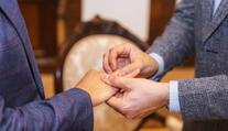 Stejnopohlavní páry mohou uzavírat sňatky, rozhodli poslanci. Manželstvím se nazývat nesmí