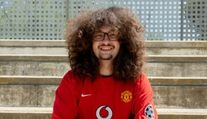 Už to vzdej, radí mu ostatní. Fanoušek Manchesteru začíná sezónu s šíleným účesem