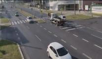 Auto na přechodu těsně minulo ženu s dětmi. Policie zjistila, kdo měl řídit