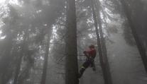 Paraglidista uvízl poblíž Ještědu. Sundat ho museli hasiči