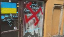 Policie pátrá po vandalovi. V centru Chebu sprejoval hákové kříže