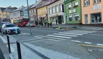 Opilý řidič ve Žďáru narazil do autobusu. Policisté mu zabavili řidičák
