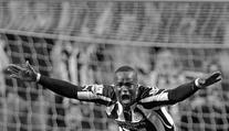 Smrt fotbalisty v Číně: Bývalá hvězda Newcastle zkolabovala