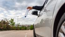 Na dovolené si dejte pozor. Za vyhození odpadků z auta hrozí pokuta přes 400 tisíc