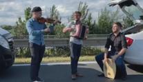 Folk jako lék na dlouhou chvíli. Hudebníci bavili kolonu na dálnici