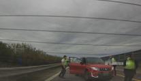 Agresivní muž u D11 vtrhl ženě do auta. Vyhodil ji a ujel po dálnici