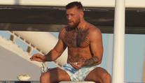 Zbláznil se? McGregor sdílel kontroverzní video. Jsou to hrátky s přítelkyní?