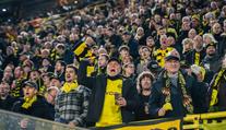 Odložte telefony, dostanete odměnu. Dortmund chce fanoušky bez mobilů