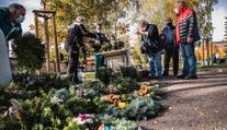 Strážníci vyhnali stánkaře, prodávat věnce na Dušičky nesmí. Lidé zuří