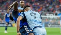 Brutální faul v zámoří. Fotbalista sestřelil hlavičkou soupeře a šel rovnou do sprch