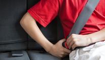 Jezdíte vzadu bez pásů? Nepřipoutaný cestující může zabít i řidiče, varují experti