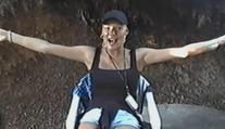 VIDEO: Kerndlová představila nový klip. Staré záběry se Zeťovou rozplakaly fanoušky