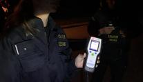 Policisté obklíčili park s opilou mládeží! Nejmladšímu bylo 14 let