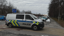 Policie v Praze vyšetřuje otřesný čin. Muž měl zavřít ženu v bytě a zapálit ho
