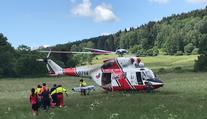 Cyklista si na Šumavě po pádu poranil páteř. Letěl pro něj vrtulník