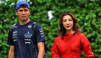 Zamilovaná fotka a prstýnek. Pilot F1 požádal o ruku golfovou hvězdu