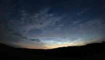 Nebeské divadlo nad Českem! Meteorolog vyfotil unikátní svítící oblaka