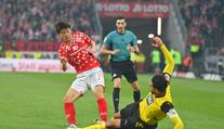 Kapitán potopil Dortmund hloupým zákrokem. Vyhoďte ho, vyzývají fanoušci